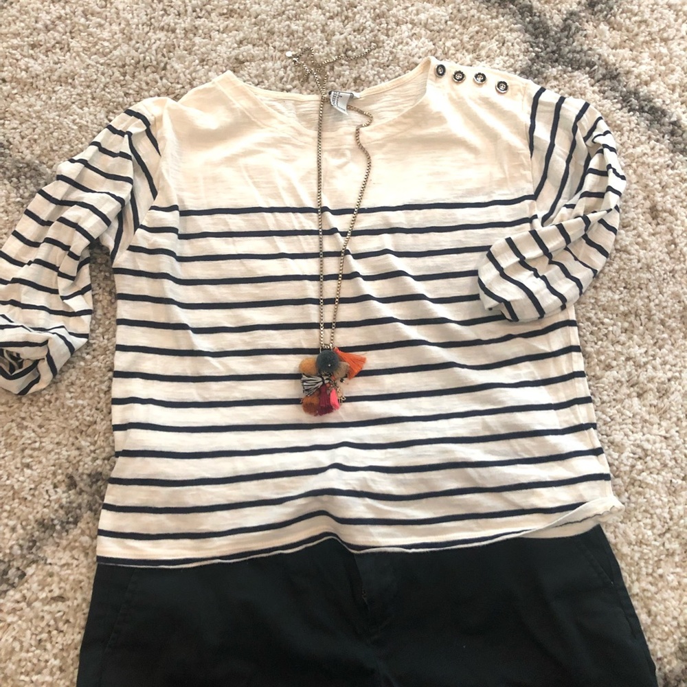 Medium sleeve shirt.
